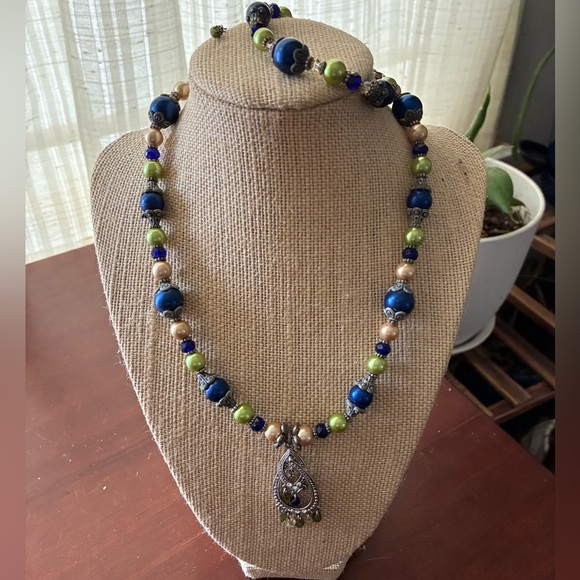 Jewelry - Graceful Blue & Green Beaded Decorative Pendant Necklace & Bracelet Set